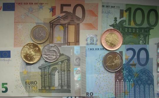 Analýza: Češi před letní sezonou za koruny dostanou méně eur než před rokem