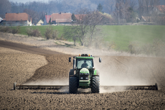 Čeští vědci hledají cestu, jak mohou zemědělci uložit více uhlíku do půdy