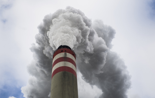 IEA: Emise oxidu uhličitého související s energií loni stouply na nový rekord