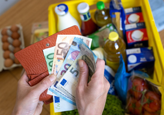 Míra inflace v EU v únoru zvolnila na 2,8 procenta, v Česku je nižší