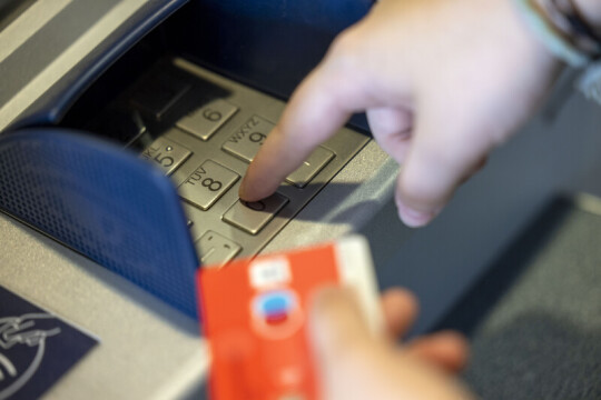 Některé banky doporučují klientům nevybírat peníze z bankomatů Euronetu