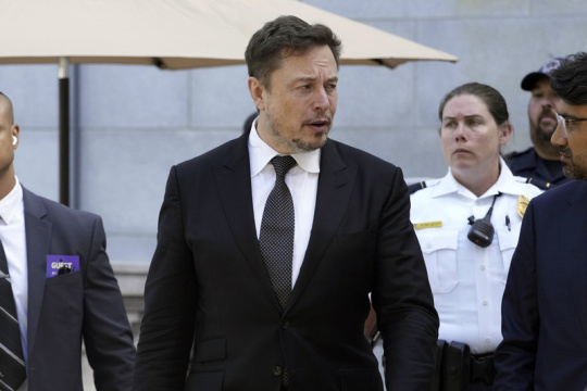 Právníci v kauze zrušené odměny pro Muska sami žádají rekordní odměnu