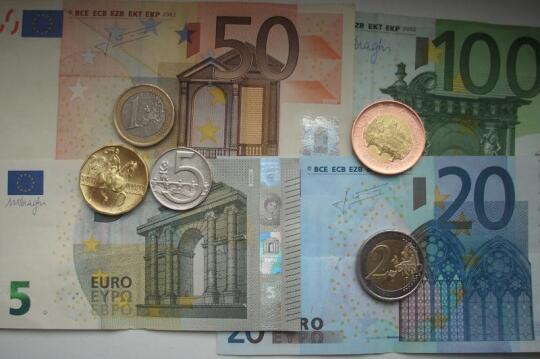 Koruna o pětník zpevnila vůči euru, k dolaru oslabila