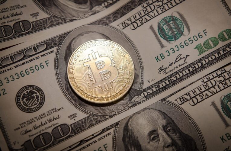 Americký dolar padá volným pádem: Bitcoin do konce roku poroste!