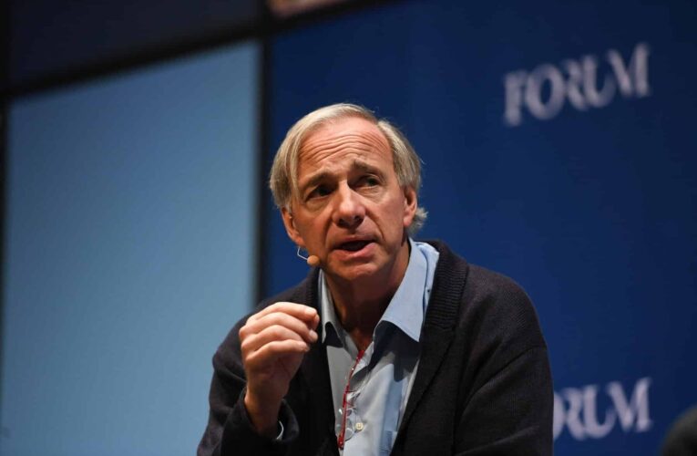 Ray Dalio varuje, že USA pravděpodobně čelí ekonomickým krizím
